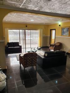 Posezení v ubytování Modern 5Bed 4Bath Gated House