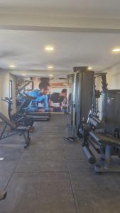 une salle de sport avec plusieurs personnes s'exerçant sur des machines dans l'établissement Ondina, Circuito do Carnaval, à Salvador