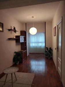 una sala de estar vacía con mesa y silla en Delsan, en Linares