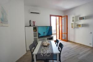 Μια τηλεόραση ή/και κέντρο ψυχαγωγίας στο Tao Naxos Suite