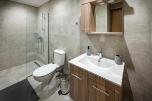 Koupelna v ubytování 1 bedroom apartment KosHomes1 + 17 fotografií