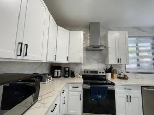 Η κουζίνα ή μικρή κουζίνα στο Gorgeous Abode 3 Bedrooms Hide-out in Mesa