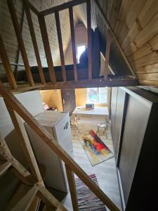 une vue aérienne d'une cuisine avec un toit dans l'établissement Cabană la LERI, à Icloda 9 autres photos