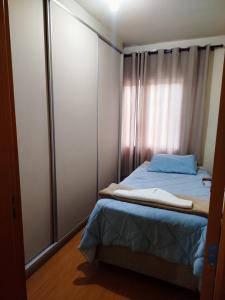 a small bedroom with a bed and a window at Apartamento in São José dos Pinhais +20 photos