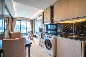 Kuchyň nebo kuchyňský kout v ubytování Deluxe apartment with sea view and jacuzzi