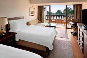 Postel nebo postele na pokoji v ubytování Marriott Mena House, Cairo