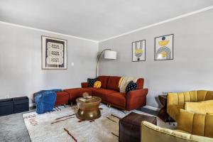 Χώρος καθιστικού στο Eclectic 4Bed with BBQ-Firepit-Games-secretGarden & 7 mile to Downtown