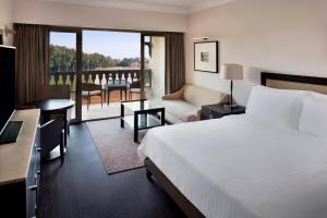 Postel nebo postele na pokoji v ubytování Marriott Mena House, Cairo