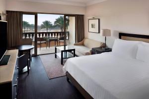 Postel nebo postele na pokoji v ubytování Marriott Mena House, Cairo