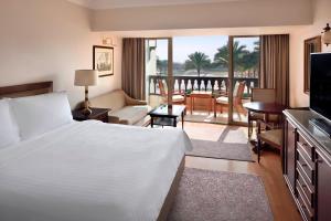Postel nebo postele na pokoji v ubytování Marriott Mena House, Cairo