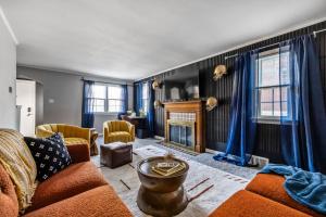 Χώρος καθιστικού στο Eclectic 4Bed with BBQ-Firepit-Games-secretGarden & 7 mile to Downtown