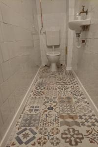 Et badeværelse på OPEN Vendégház + 12 billeder