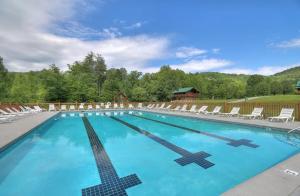 セバービルにあるPrestigious, Luxury, Game Room, Mtn Viewsのリゾート内のスイミングプール(ラウンジチェア、椅子付)