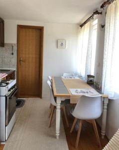 Η κουζίνα ή μικρή κουζίνα στο Mountain resort house-Planinska vikendica +26 φωτογραφίες
