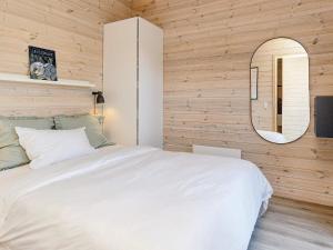 Postel nebo postele na pokoji v ubytování Holiday home Hals VII