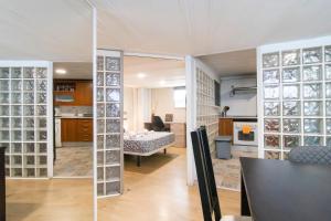 Una cocina y una sala de estar con puertas de cristal. en ENCANTO CUENCA Espejo Del Rio, en Cuenca