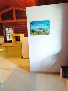 a white wall in a kitchen with a picture on it at Kreyolita in Saint-Laurent du Maroni