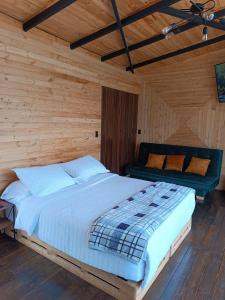 Postel nebo postele na pokoji v ubytování Cabaña al aire libre en Macheta Cundinamarca - Tiny House - Glamping Caelum