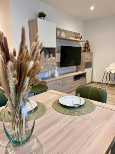 TV a/nebo společenská místnost v ubytování Casa di Chiara Andalo Centro