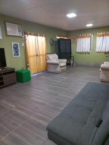 un ampio soggiorno con divano e TV di Casa con pileta y vista a la montaña a El Challao