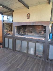 un camino in un soggiorno con quattro finestre di Casa con pileta y vista a la montaña a El Challao Altre 22 foto