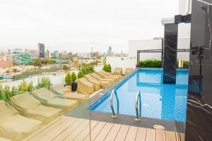 Hồ bơi trong/gần Habitación Centro Financiero San Isidro