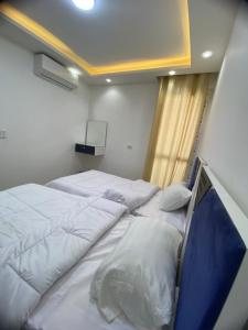 アインソフナにあるPorto Sokhna Island 1 families onlyのベッド2台と窓のある寝室