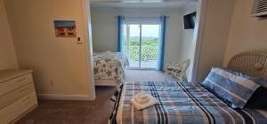 Una cama o camas en una habitación de 8528 Beach Road 18 fotos más