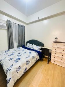 Postel nebo postele na pokoji v ubytování Zenrise Staycation
