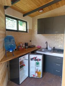 Kuchyň nebo kuchyňský kout v ubytování Cabaña al aire libre en Macheta Cundinamarca - Tiny House - Glamping Caelum