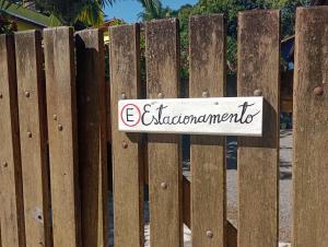 een houten hek met een bord erop bij Pousada Caminho da Concha in Itacaré