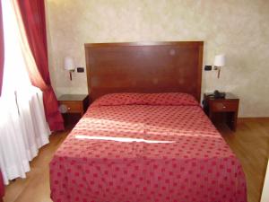 Postel nebo postele na pokoji v ubytování Dipendenza Hotel Galileo