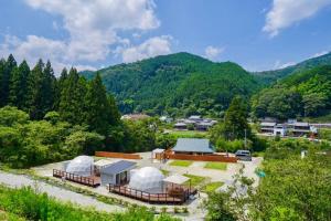 eine Luftansicht eines Gebäudes mit Bergen im Hintergrund in der Unterkunft SORANIWA glamping in Iimorikōzan