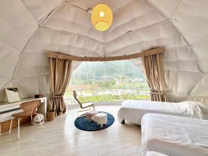 Zimmer mit 2 Betten in einem Zelt in der Unterkunft SORANIWA glamping in Iimorikōzan