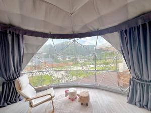 Ein allgemeiner Bergblick oder ein Berglick von des Campingplatzes aus