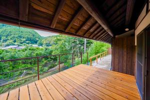 Ein Balkon oder eine Terrasse in der Unterkunft SORANIWA glamping