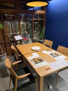 tavolo da pranzo con sedie e tavolo in legno di 越中井波町屋旅館古香里庵 a Nanto