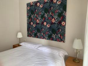 une chambre avec un grand tableau au-dessus d'un lit dans l'établissement Molinero, à Vejer de la Frontera