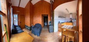 a living room with a couch and a kitchen at Puerto Río Tranquilo in Puerto Tranquilo