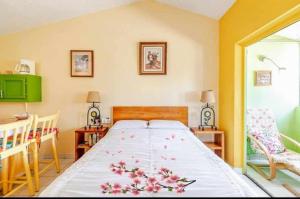 een slaapkamer met een bed met bloemen erop bij Departamentos Varmen in La Paz