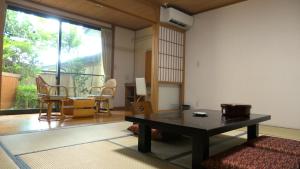 Ein Sitzbereich in der Unterkunft 白水温泉竹の倉山荘