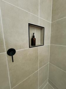 y baño con ducha y dispensador de jabón. en Kennys Cottage, en Metung 26 fotos más
