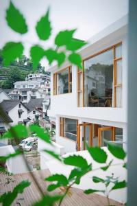 Hangzhou Moju Boutique Guesthouse at the West Lake的阳台或露台
