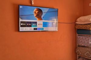 Un televisor de pantalla plana colgado en una pared en comodidad y seguridad, en Ciudad Evita