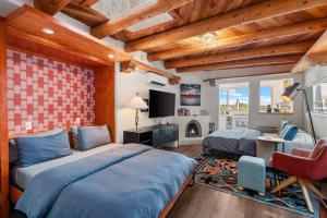 Ένα ή περισσότερα κρεβάτια σε δωμάτιο στο Scenic Santa Fe Downtown Escape