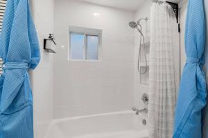Ένα μπάνιο στο Scenic Santa Fe Downtown Escape +31 φωτογραφίες