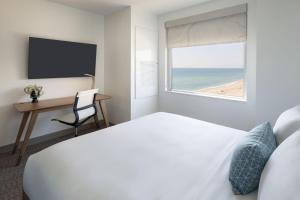 Element Melbourne Oceanfront的电视和/或娱乐中心