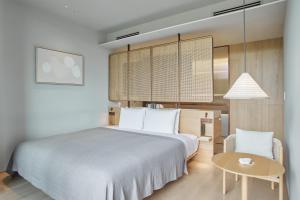 東京にあるTRUNK(HOTEL) YOYOGI PARKのベッドルーム(大型ベッド1台、テーブル付) +33枚の写真