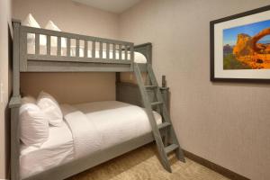 Postelja oz. postelje v sobi nastanitve SpringHill Suites by Marriott Moab