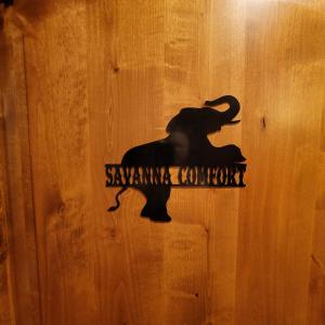 Et logo, certifikat, skilt eller en pris der bliver vist frem på Kings River Reflections